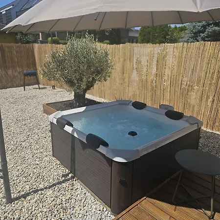 Сasa de vacaciones Tiny Loft Šamorín - s privátnym wellness, saunou a vírivkou